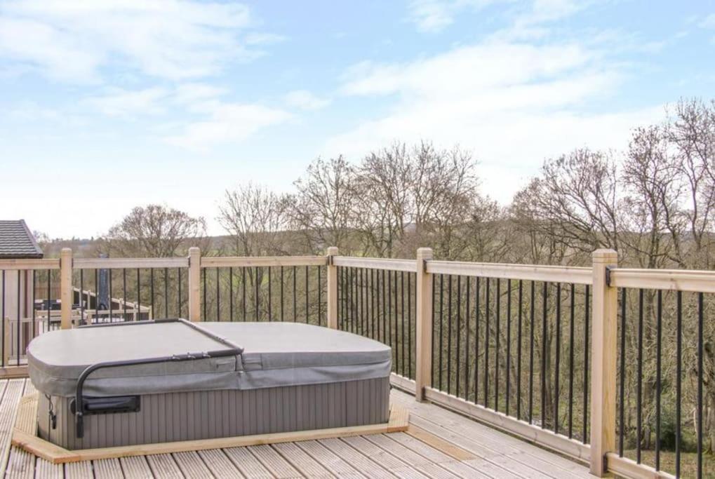 ברידג'נורת' Fabulous Detached Lodge With Hot Tub Two Nights Minimum Stay מראה חיצוני תמונה